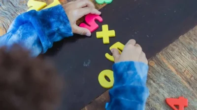 Kind oefent rekenen.